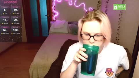 Snapshot of sunny_mood chatting on March 1, 7:51 am sunny mood online show from March 1, 7:51 am