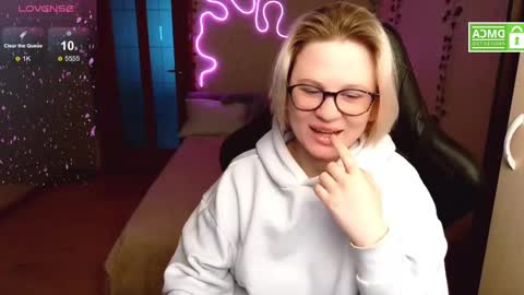 Snapshot of sunny_mood chatting on March 10, 4:38 am sunny mood online show from March 10, 4:38 am