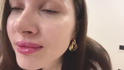 Snapshot of sunnyhathcox chatting on December 18, 8:09 am Christina online show from December 18, 8:09 am