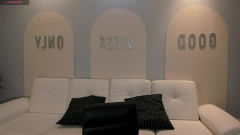 Snapshot of sunnyrivers_ chatting on May 9, 11:37 am Sunny Rivers online show from May 9, 11:37 am