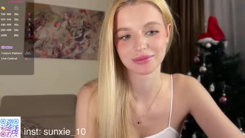 Snapshot of sunshine_diana_ chatting on December 18, 11:33 pm Di online show from December 18, 11:33 pm