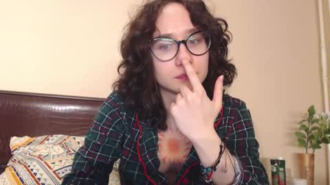 Snapshot of sunshinehella chatting on February 9, 11:36 pm Hella online show from February 9, 11:36 pm