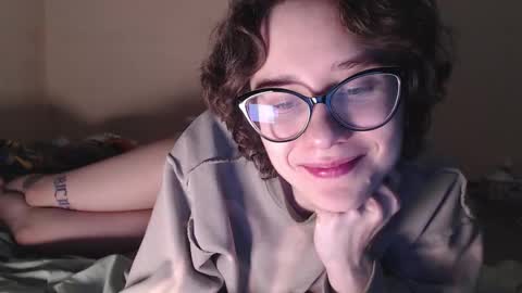 Snapshot of sunshinehella chatting on November 6, 7:15 pm Hella online show from November 6, 7:15 pm