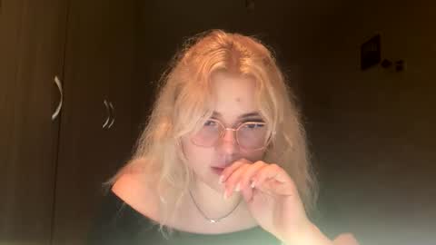 Snapshot of sunshinyflash chatting on November 9, 6:28 pm sunshinyflash online show from November 9, 6:28 pm