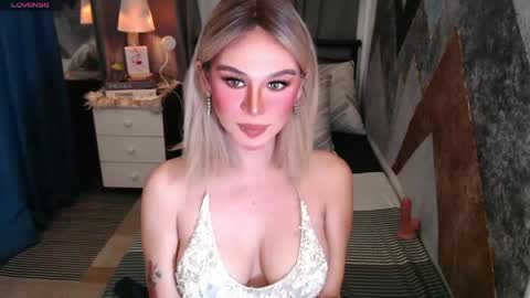 Snapshot of superh0tangelxx chatting on May 24, 12:37 am CARMINA online show from May 24, 12:37 am