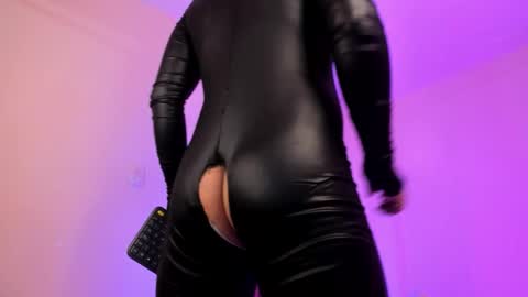 Snapshot of suprasexyjohn chatting on November 8, 6:18 pm llllSupra llll online show from November 8, 6:18 pm