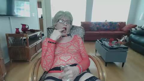 Snapshot of susanandlisa chatting on April 4, 4:26 pm sexualsusan online show from April 4, 4:26 pm