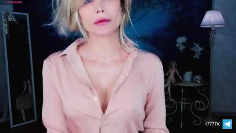 Snapshot of susannawallace chatting on February 26, 2:10 am InaraSerra online show from February 26, 2:10 am