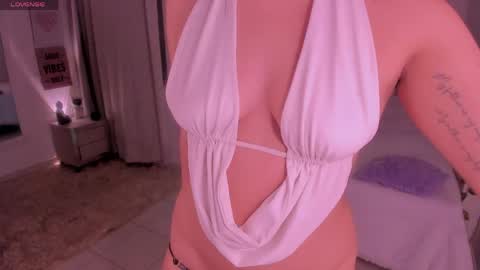 Snapshot of sussy_bell_ chatting on May 8, 12:16 am sussy_bell_ online show from May 8, 12:16 am