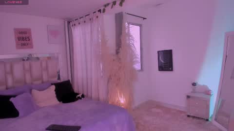 Snapshot of sussy_bell_ chatting on July 24, 9:24 pm sussy_bell_ online show from July 24, 9:24 pm