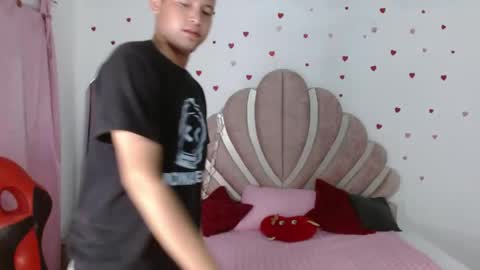 Snapshot of sven_fox723 chatting on May 24, 12:54 pm Sven online show from May 24, 12:54 pm