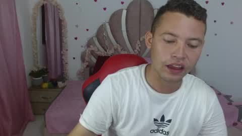 Snapshot of sven_fox723 chatting on June 8, 12:38 pm Sven online show from June 8, 12:38 pm