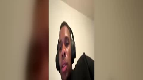 Snapshot of sweatyeye chatting on June 18, 4:02 am ILuvBoobiesFr online show from June 18, 4:02 am
