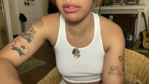 Snapshot of sweeetg1rl chatting on February 20, 1:24 am june online show from February 20, 1:24 am