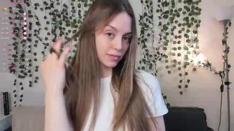 Snapshot of sweet_and_flirt chatting on October 21, 7:42 am Alice online show from October 21, 7:42 am