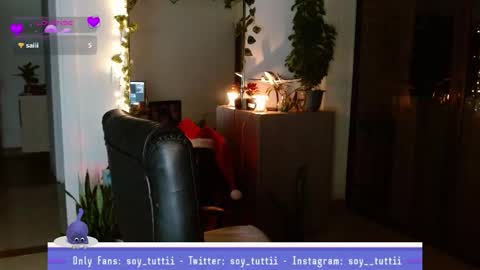 Snapshot of sweet_bluee chatting on December 21, 1:02 am Tutti online show from December 21, 1:02 am