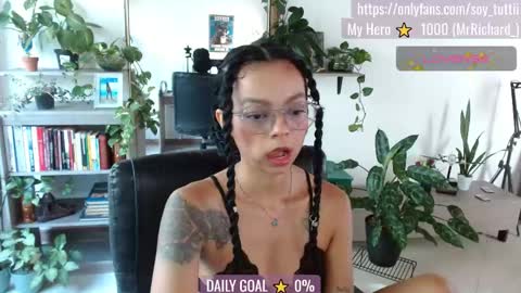 Snapshot of sweet_bluee chatting on May 20, 2:56 pm Tutti online show from May 20, 2:56 pm
