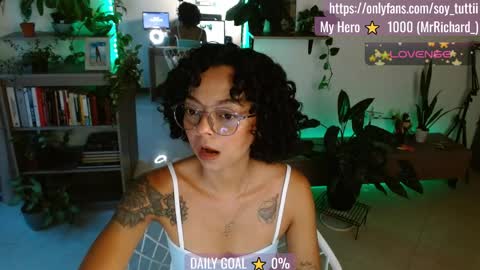 Snapshot of sweet_bluee chatting on May 23, 11:09 pm Tutti online show from May 23, 11:09 pm