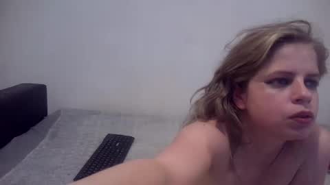 Snapshot of sweet_bluegirl chatting on January 4, 11:17 pm Sweet bluegirl online show from January 4, 11:17 pm