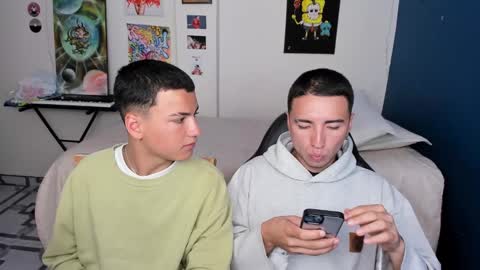Snapshot of sweet_boys_xx chatting on December 12, 4:32 pm CristianBrayan PVT OPEN online show from December 12, 4:32 pm