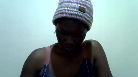 Snapshot of sweet_cherie1 chatting on August 5, 4:37 am sweet_cherie1 online show from August 5, 4:37 am