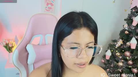 sweet_dania_ online show from December 19, 3:57 am