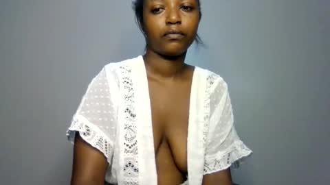 Snapshot of sweet_ebony001 chatting on March 24, 3:00 am sweet_ebony001 online show from March 24, 3:00 am