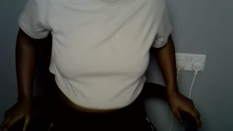 Snapshot of sweet_ebony001 chatting on March 30, 5:30 am sweet_ebony001 online show from March 30, 5:30 am