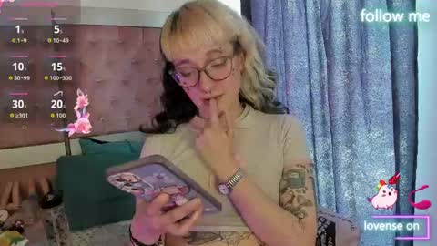 Snapshot of sweet_emmili chatting on June 3, 2:33 pm emmili online show from June 3, 2:33 pm