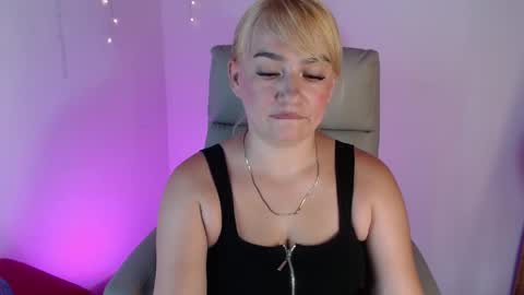 Snapshot of sweet_feeling30 chatting on May 17, 7:43 pm carolina online show from May 17, 7:43 pm