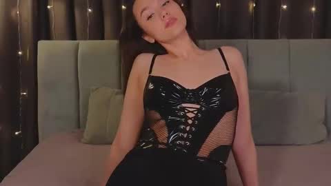 Snapshot of sweet_haeven chatting on January 29, 6:50 pm Im Mia.LOVELY PATTERNS 100  120  160  200 my toy buzzes from 2 tip online show from January 29, 6:50 pm