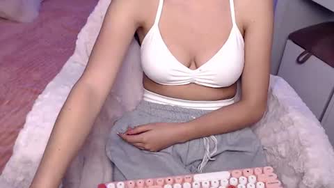 Snapshot of sweet_hannaah chatting on July 7, 7:23 am Hannah online show from July 7, 7:23 am