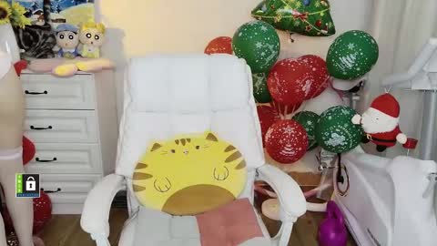 Snapshot of sweet_jam_ chatting on January 27, 6:41 pm My name is LAN LAN and the cats name is keiko online show from January 27, 6:41 pm