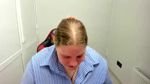 Snapshot of sweet_karla_la chatting on May 5, 6:32 am Karla online show from May 5, 6:32 am