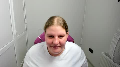 Snapshot of sweet_karla_la chatting on June 3, 1:36 pm Karla online show from June 3, 1:36 pm