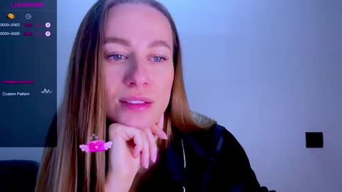 Mia online show from October 12, 11:42 am