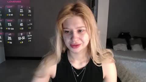 Snapshot of sweet_nicole_333 chatting on October 16, 6:36 am sweet_nicole_333 online show from October 16, 6:36 am