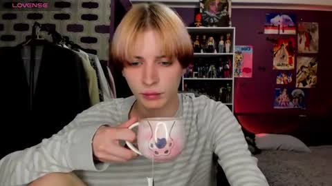 Snapshot of sweet_peach__ chatting on June 19, 8:45 pm kira online show from June 19, 8:45 pm