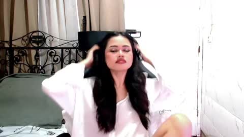 Snapshot of sweet_sirenxx chatting on December 18, 9:59 am Leah online show from December 18, 9:59 am