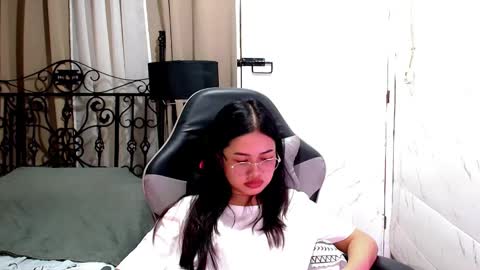 Snapshot of sweet_sirenxx chatting on December 20, 8:21 am Leah online show from December 20, 8:21 am