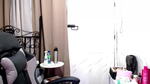 Snapshot of sweet_sirenxx chatting on January 14, 12:49 am Leah online show from January 14, 12:49 am