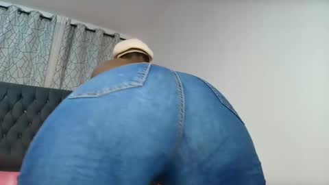 Snapshot of sweetbigass318797 chatting on June 1, 12:01 am Sweetbigass online show from June 1, 12:01 am