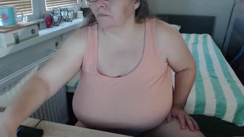 Sweetboobs85h online show from October 25, 9:06 am