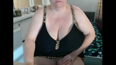 Snapshot of sweetboobs85h chatting on June 5, 8:25 pm Sweetboobs85h online show from June 5, 8:25 pm