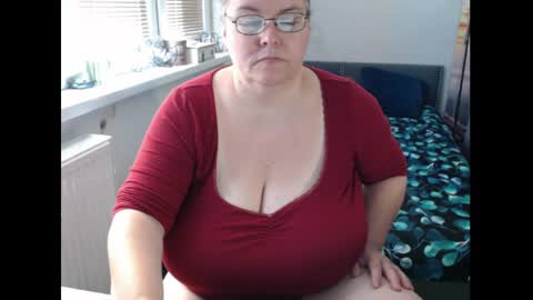 Snapshot of sweetboobs85h chatting on June 8, 8:58 am Sweetboobs85h online show from June 8, 8:58 am