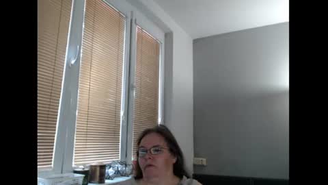 Snapshot of sweetboobs85h chatting on June 12, 6:01 am Sweetboobs85h online show from June 12, 6:01 am