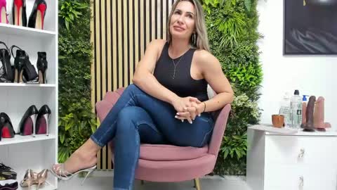 Snapshot of sweetcherry30_ chatting on June 1, 6:15 am Cherry online show from June 1, 6:15 am