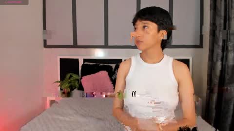 Snapshot of sweetcoupple chatting on May 5, 10:40 pm Eva Short hair girl - Victoria Long red hair online show from May 5, 10:40 pm