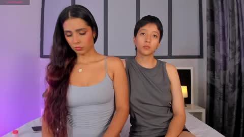 Snapshot of sweetcoupple chatting on June 2, 9:50 pm Eva Short hair girl - Victoria Long red hair online show from June 2, 9:50 pm