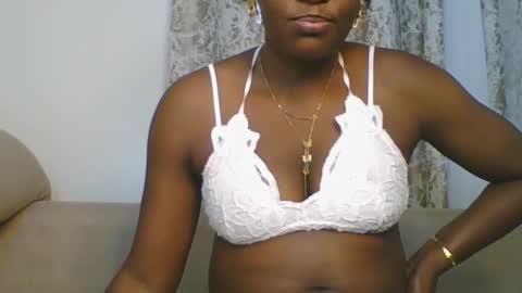 Snapshot of sweetdarkskin chatting on June 27, 2:05 am CLARIS online show from June 27, 2:05 am